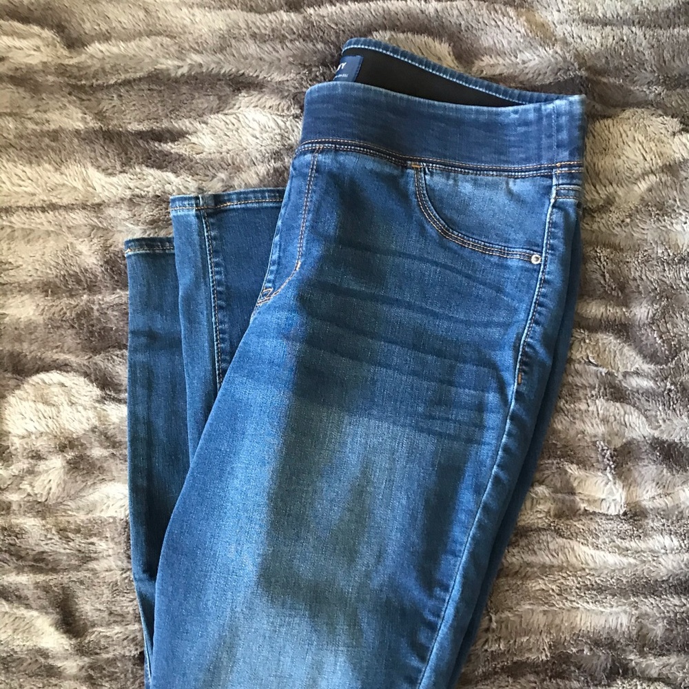 Rockstar Mid-Rise elastic waste skinny jeans